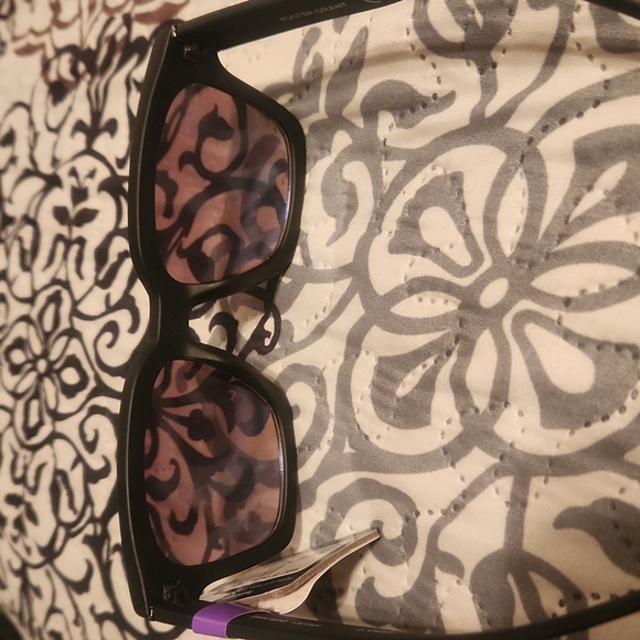 $10 womens foster grant shades - Picture 4 of 4